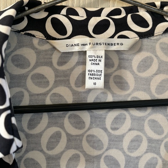 Diane Von Furstenberg Long Sleeve Wrap Dress, 100% Silk, Size 10 - Picture 2 of 6